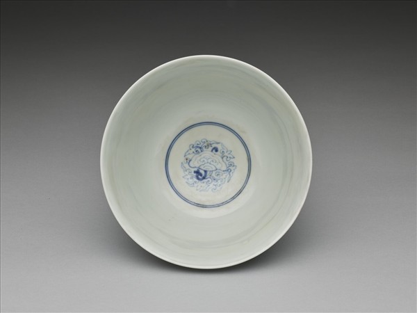 青花蓮扥八吉祥紋碗