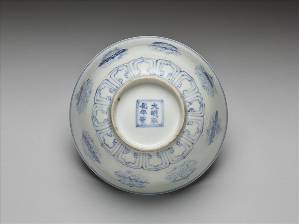 青花蓮扥八吉祥紋碗