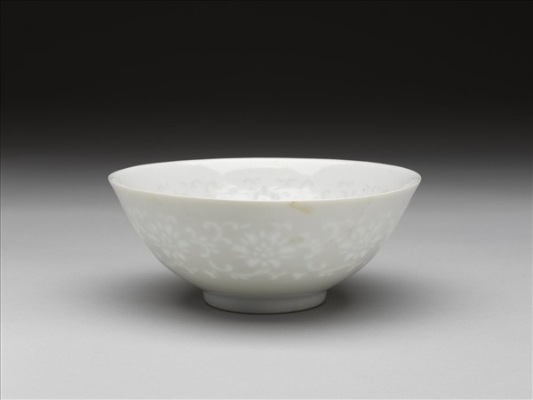 甜白釉透花番蓮紋碗