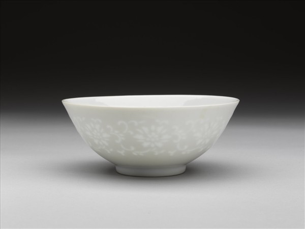 甜白釉透花番蓮紋碗