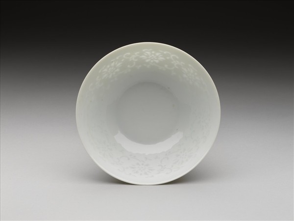 甜白釉透花番蓮紋碗