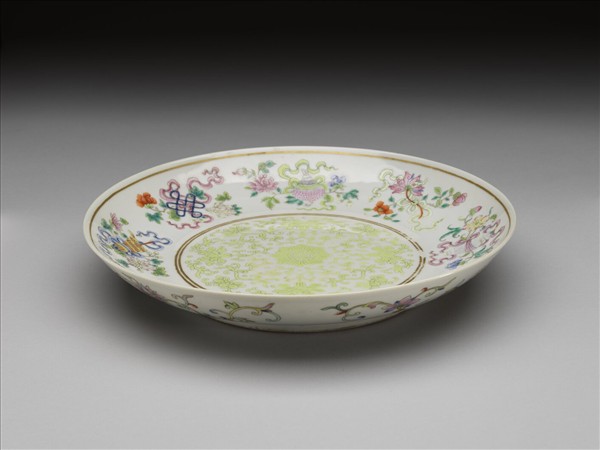 粉彩番蓮八寶紋盤