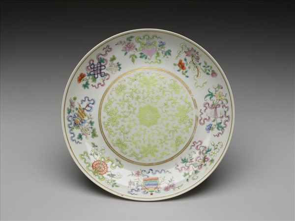 粉彩番蓮八寶紋盤