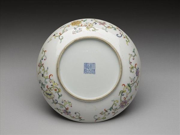 粉彩番蓮八寶紋盤