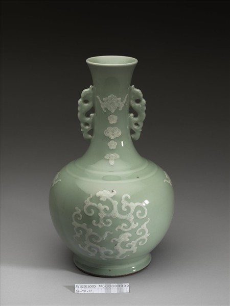 冬青釉團鳳紋瓶