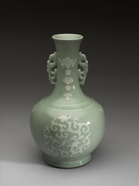 冬青釉團鳳紋瓶