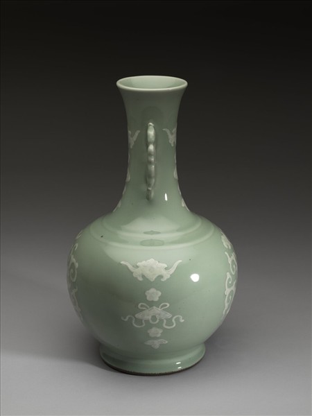 冬青釉團鳳紋瓶