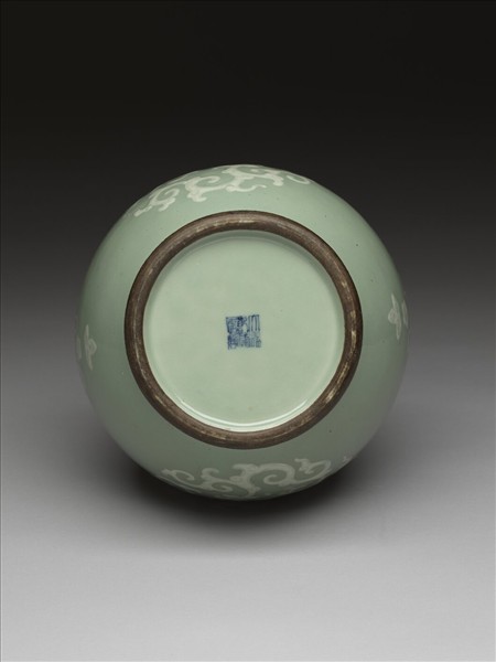 冬青釉團鳳紋瓶