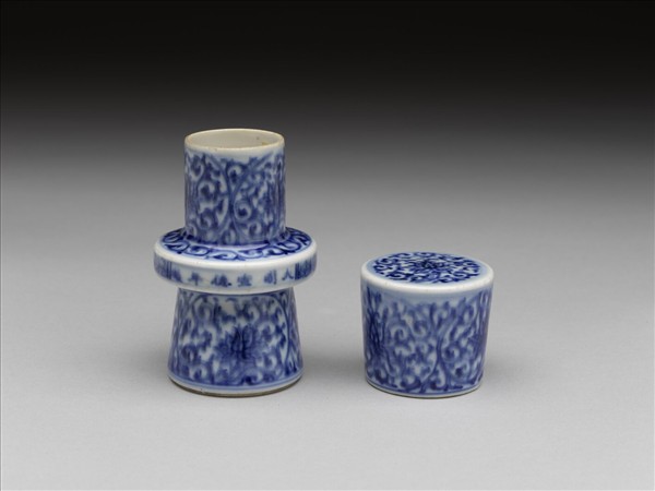 青花纏枝番蓮紋軸頭罐