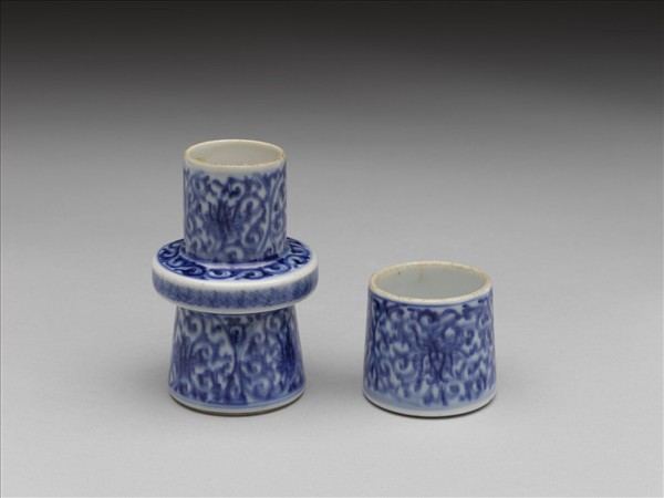 青花纏枝番蓮紋軸頭罐