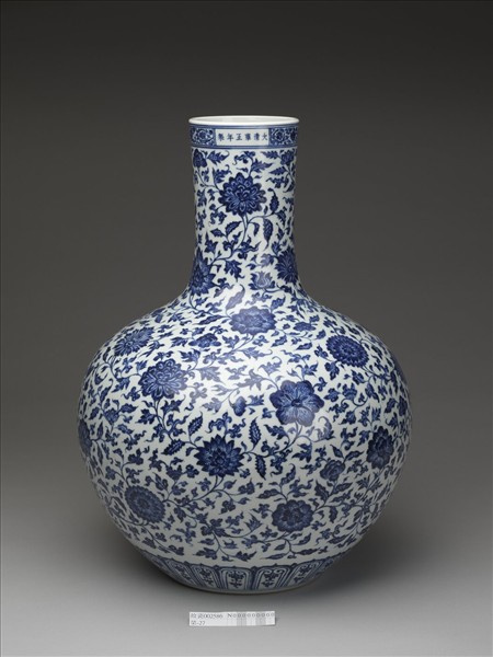 青花四季花卉紋天球瓶