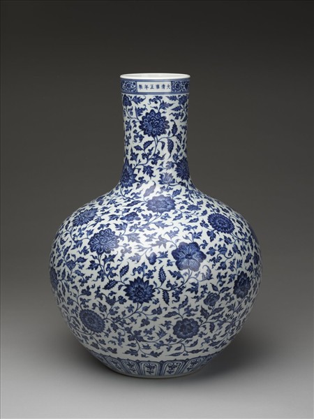 青花四季花卉紋天球瓶