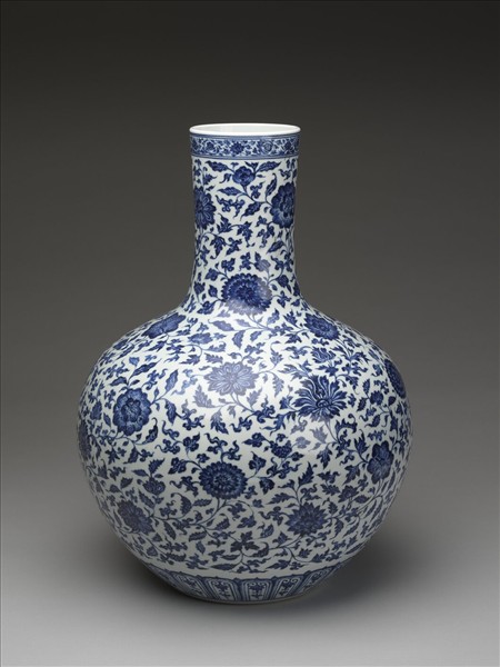 青花四季花卉紋天球瓶