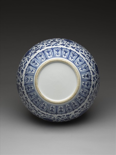 青花四季花卉紋天球瓶