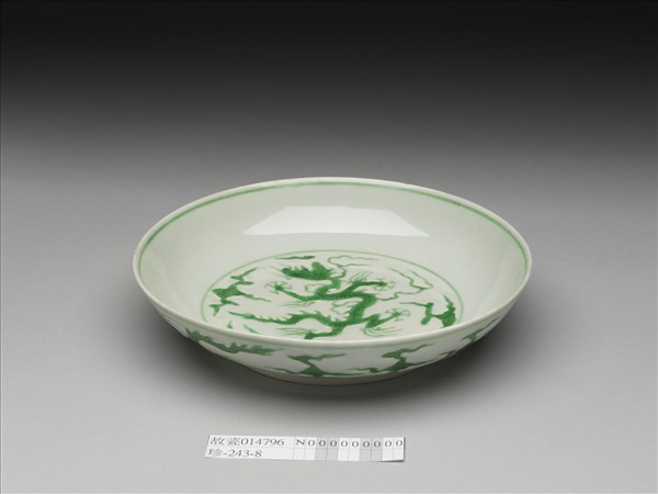 白瓷綠彩雲龍紋盤