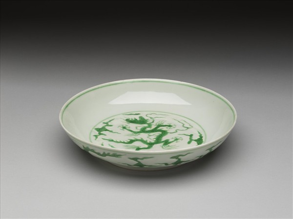 白瓷綠彩雲龍紋盤