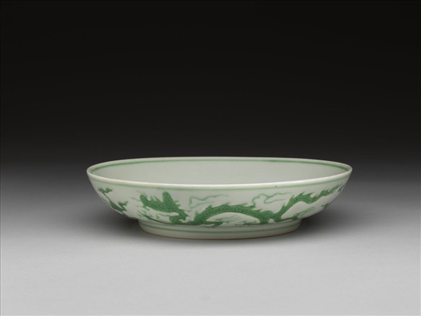 白瓷綠彩雲龍紋盤