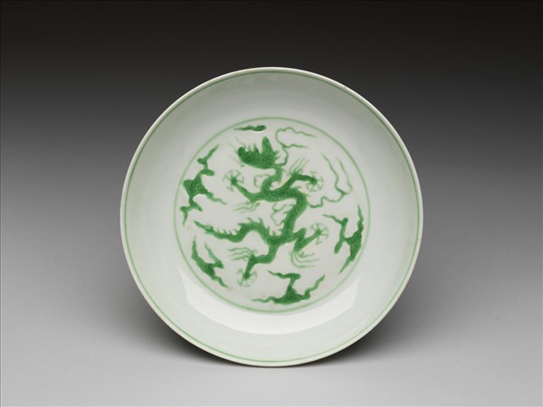 白瓷綠彩雲龍紋盤
