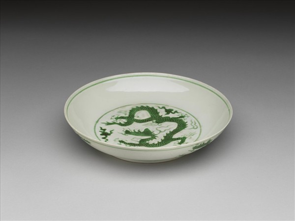 白瓷綠彩雲龍紋盤