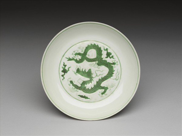 白瓷綠彩雲龍紋盤