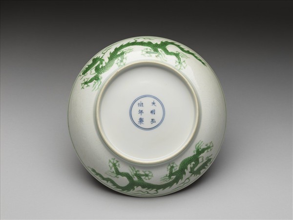 白瓷綠彩雲龍紋盤