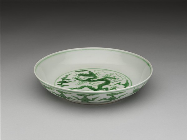 白瓷綠彩雲龍紋盤