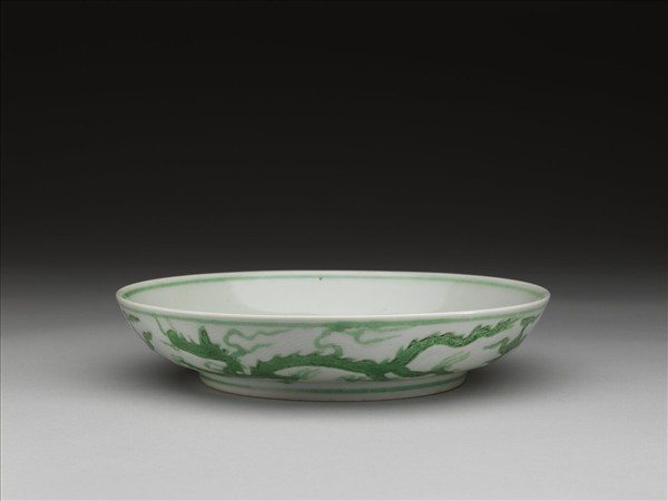 白瓷綠彩雲龍紋盤