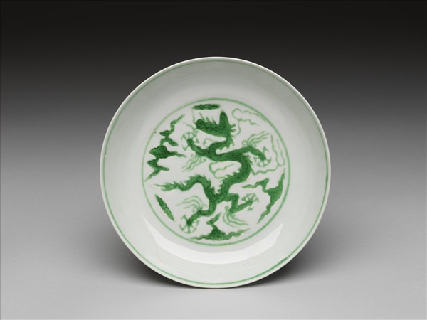 白瓷綠彩雲龍紋盤