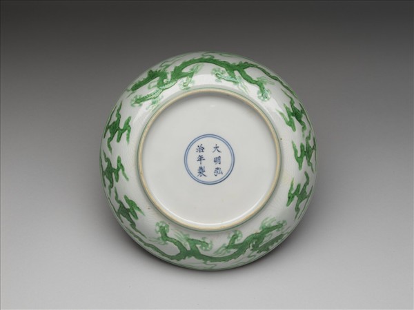 白瓷綠彩雲龍紋盤