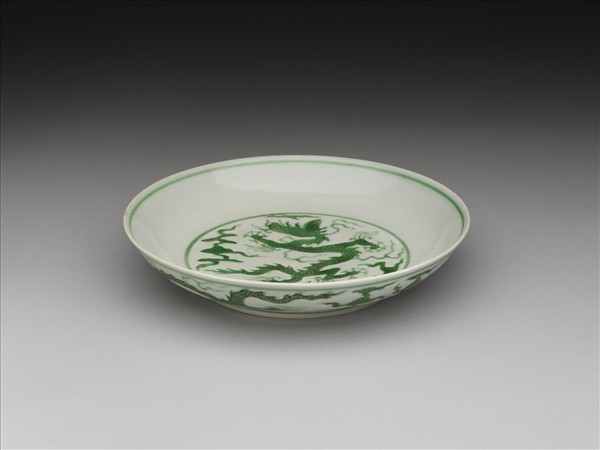 白瓷綠彩雲龍紋盤