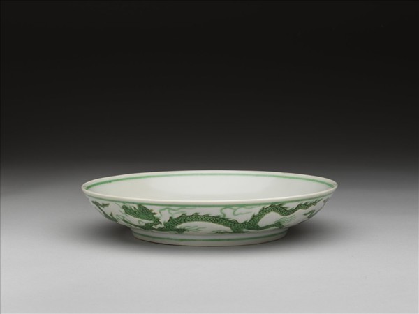 白瓷綠彩雲龍紋盤