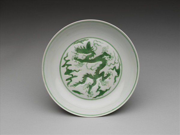 白瓷綠彩雲龍紋盤