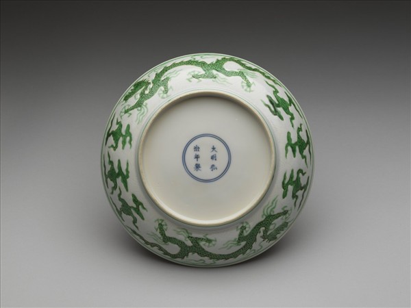 白瓷綠彩雲龍紋盤