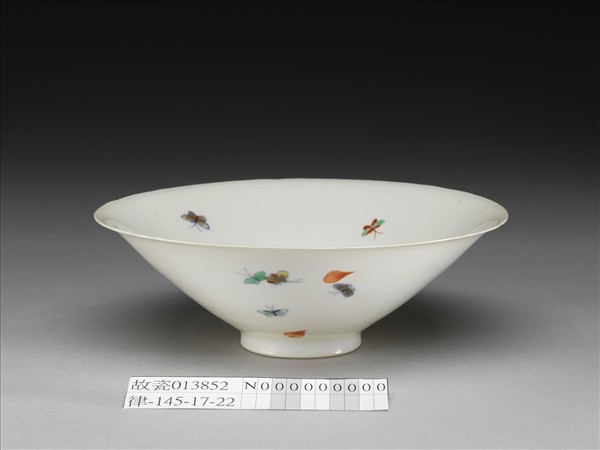 鬥彩花蝶紋葵口碗