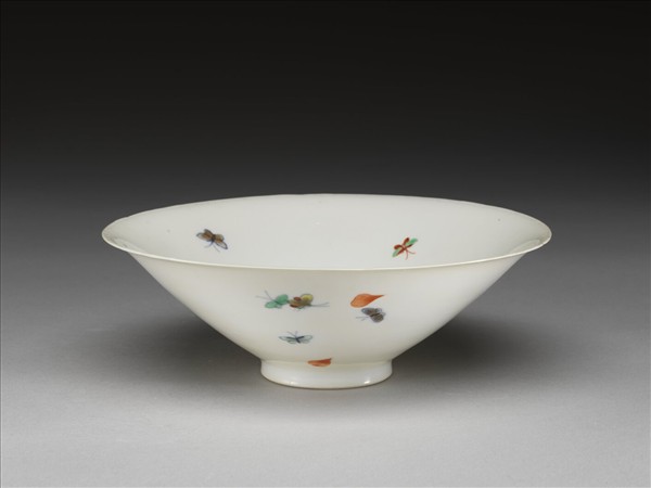 鬥彩花蝶紋葵口碗