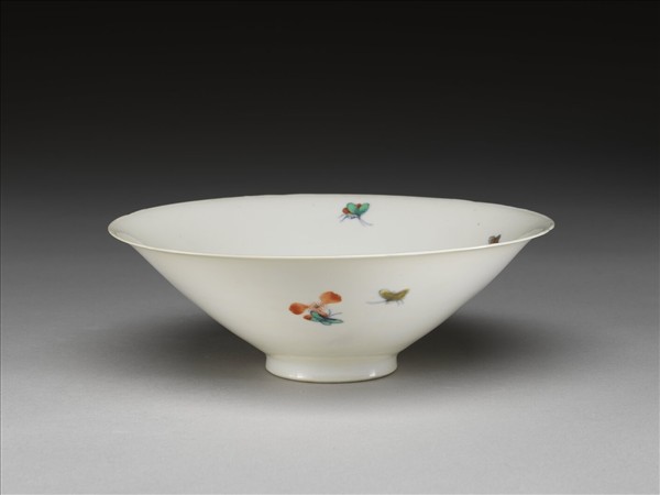鬥彩花蝶紋葵口碗