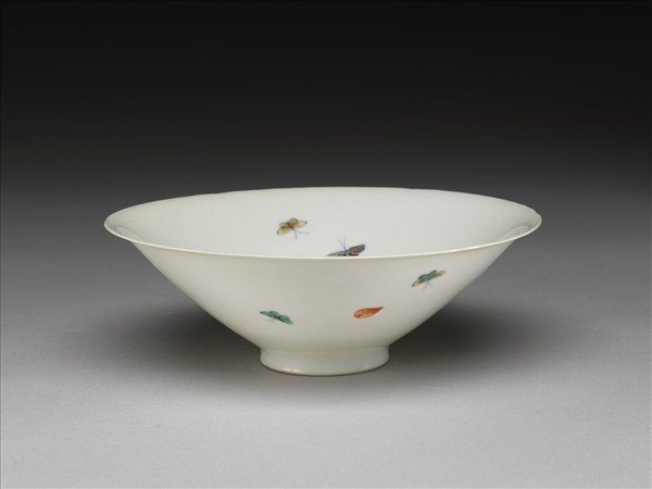 鬥彩花蝶紋葵口碗