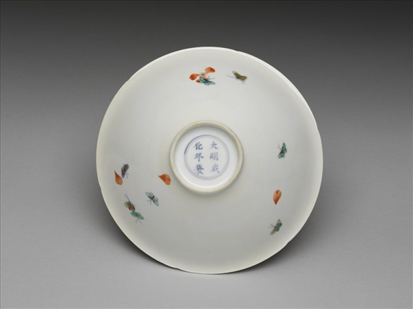 鬥彩花蝶紋葵口碗