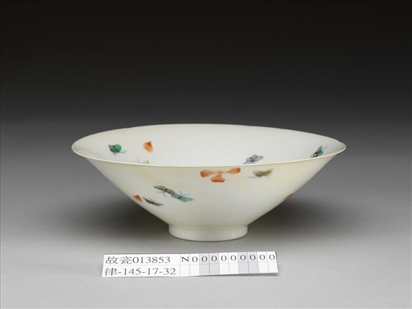 鬥彩花蝶紋葵口碗