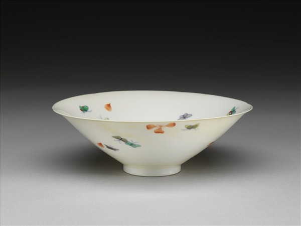 鬥彩花蝶紋葵口碗