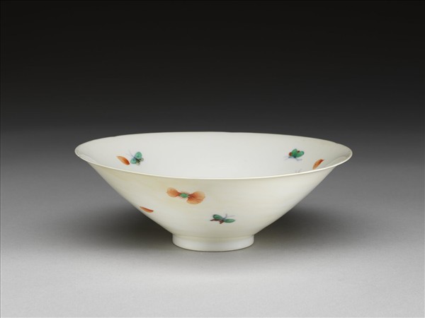 鬥彩花蝶紋葵口碗