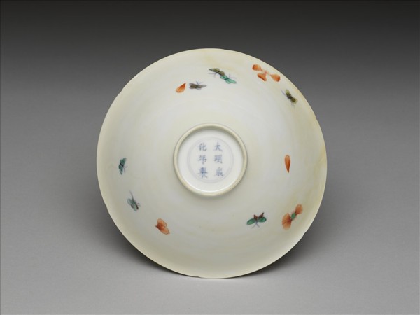 鬥彩花蝶紋葵口碗