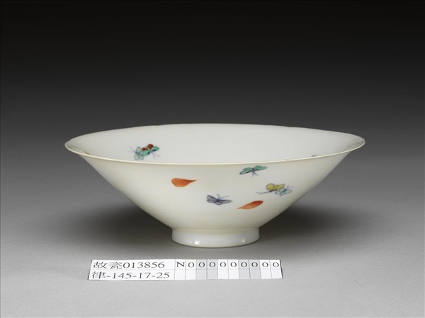 鬥彩花蝶紋葵口碗