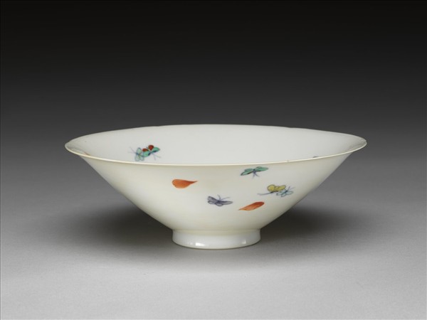 鬥彩花蝶紋葵口碗