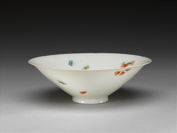鬥彩花蝶紋葵口碗