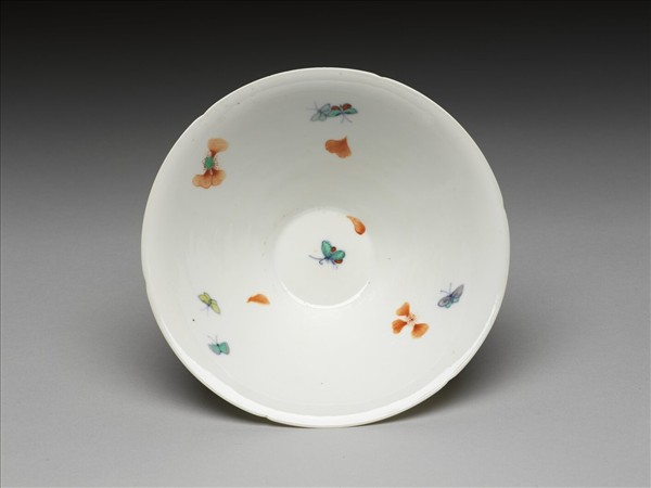 鬥彩花蝶紋葵口碗