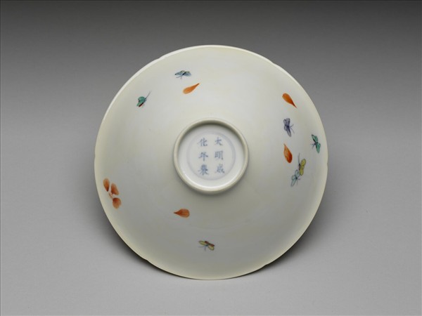 鬥彩花蝶紋葵口碗