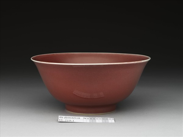 紅釉暗花雙龍紋碗