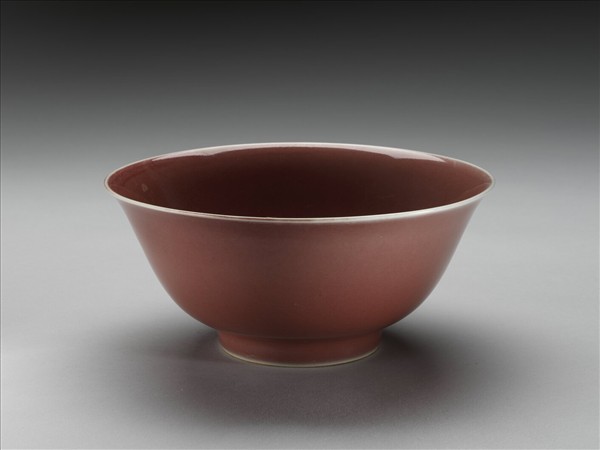 紅釉暗花雙龍紋碗