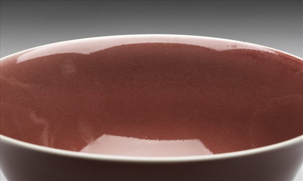 紅釉暗花雙龍紋碗